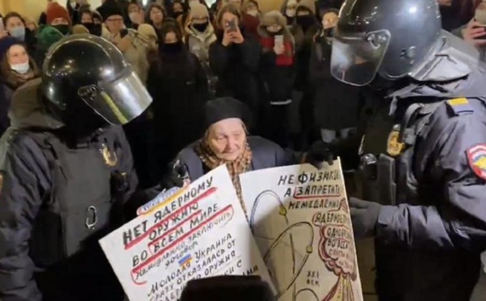 VIDEO // Imaginea tristeţii: O bătrânică de 77 de ani a fost luată pe sus de poliţiştii ruşi în timp ce protesta faţă de războiul din Ucraina